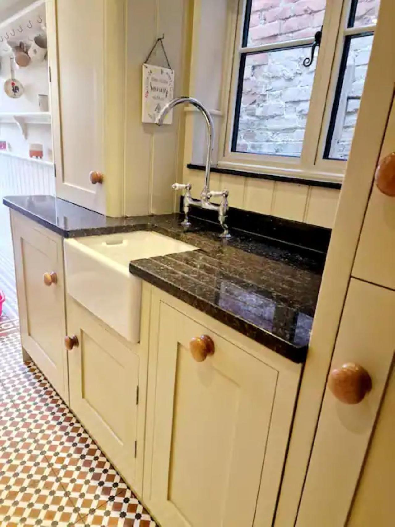 Jackdaw Cottage-Beautiful Cottage, Town Centre Wimborne Minster Bagian luar foto
